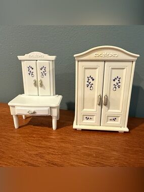 Calico Critters White Miniature Armoire & Vanity